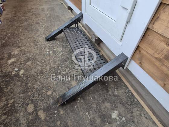 Металлическая лестница для бани регулируемая